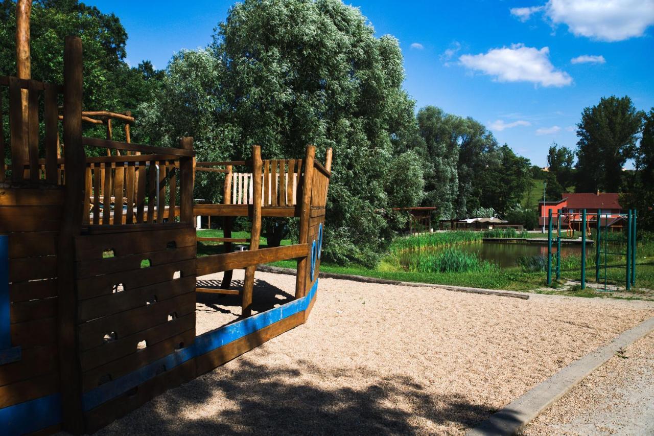 Penzion Amfik Bukovina Popovice  Экстерьер фото